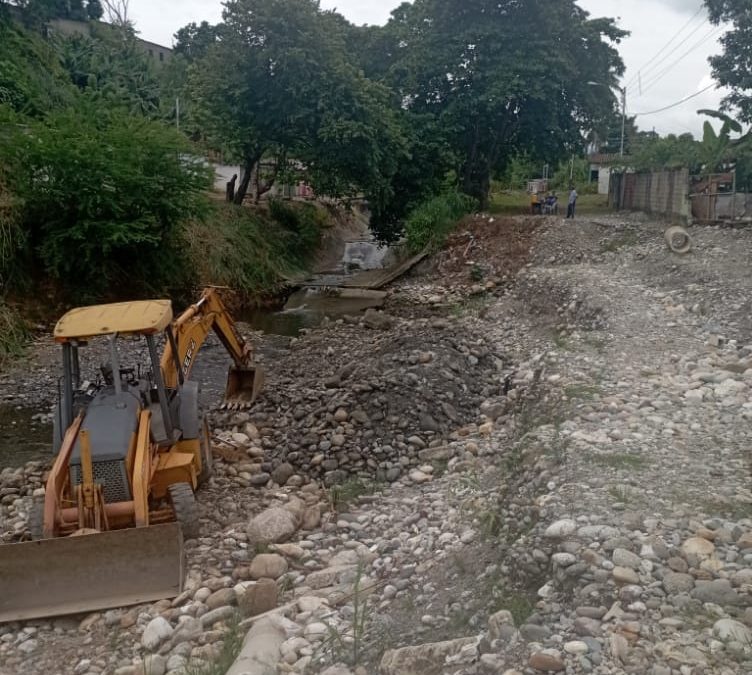 Alcaldía vigíense ejecuta trabajos de canalización en el sector Las Flores parte baja