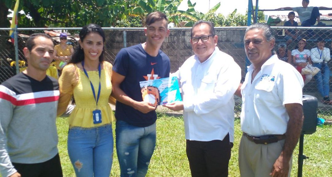Alcalde Lisandro Segura homenajeó al beisbolista vigíense Norvis Díaz Pino