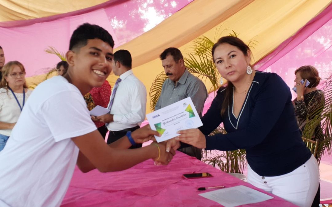 Entregaron certificados a jóvenes que participaron en talleres de Barbería, Trenzas y Diseño Gráfico