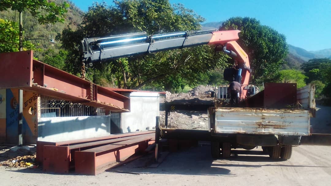 Comienzan trabajos de rehabilitación del puente provisional en Onia