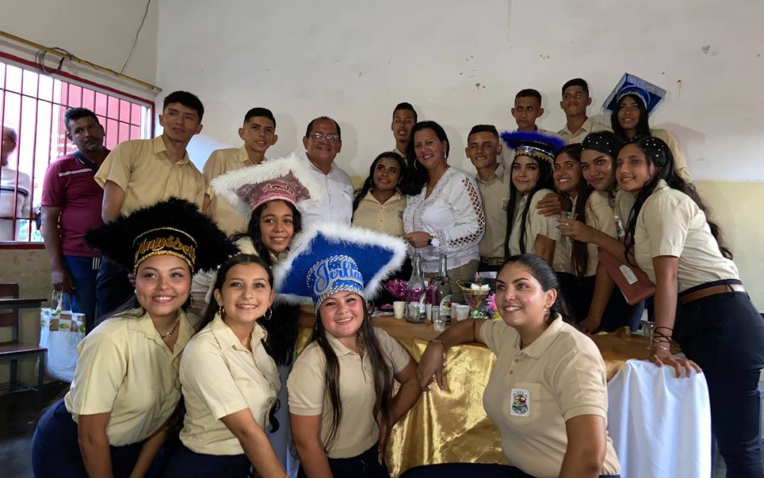 Lisandro Segura apadrinó dos promociones de bachilleres en El Vigía y La Palmita