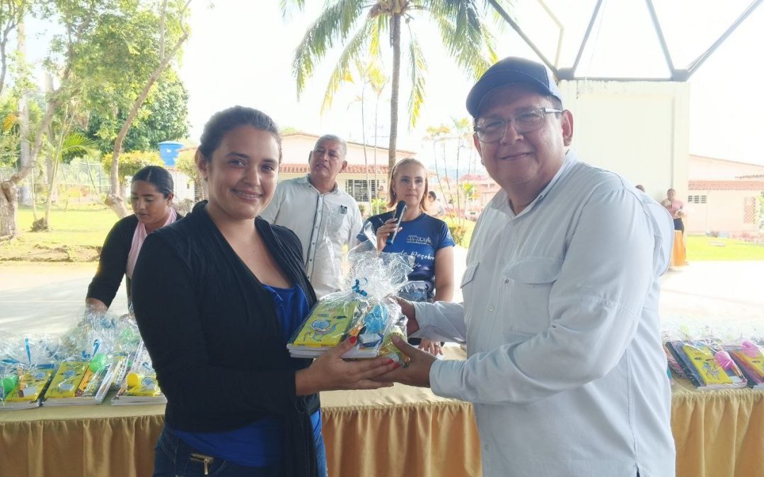 Alcalde Lisandro Segura entregó 241 Kits Escolares a trabajadores de la alcaldía