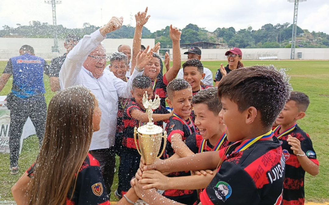 Alcalde vigíense entregó la copa “Lisandro segura” del torneo municipal de fútbol 2023