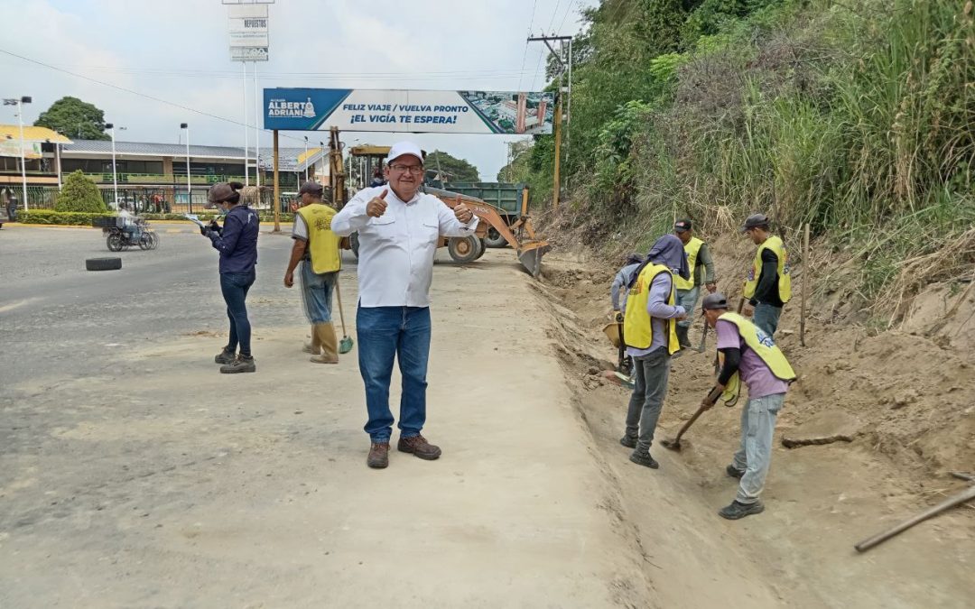 Alcaldía ejecuta limpieza de cunetas en la vía hacia La Blanca-Caño Seco