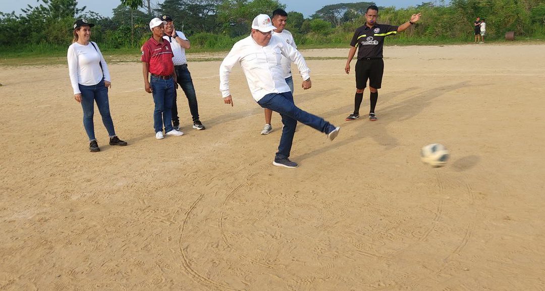 Lisandro Segura realizó saque inicial en la final de campeonato de fútbol