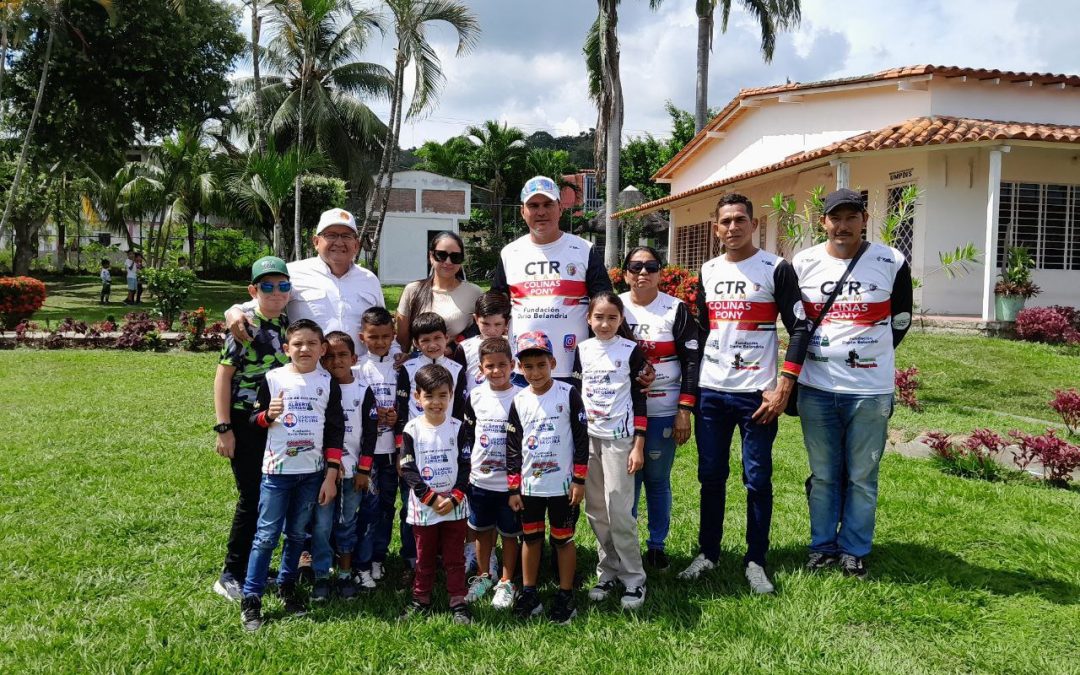 Lisandro Segura entregó uniformes a escuela de ciclismo Fundación Alcaldía Alberto Adriani-Darío Belandria