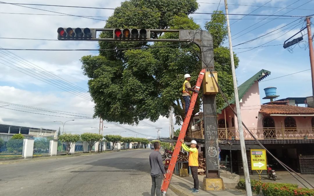 Alcaldía Alberto Adriani ejecuta mantenimiento en la red semaforizada de El Vigía