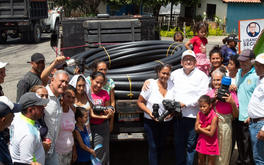 Lisandro Segura entregó materiales para optimizar servicio de agua en el sector La Mina