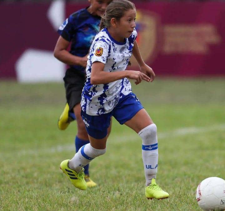 Alcalde Lisandro Segura felicita a la joven promesa del fútbol vigíense, Eliannys Paz