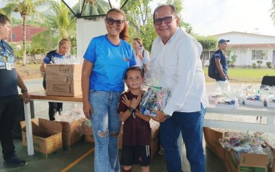 Lisandro Segura entregó kits escolares para hijos de empleados del gobierno municipal