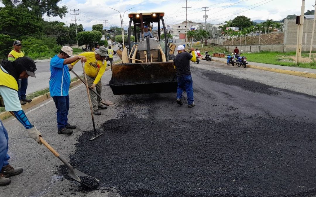 Gobierno de Lisandro Segura continúa reasfaltando las vías de El Vigía