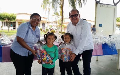 Lisandro Segura entregó 140 kits escolares y reafirma compromiso con la educación de los niños