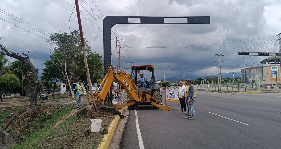 Alcaldía Alberto Adriani sustituyó poste eléctrico en semáforos de la intersección entre avenidas Don Pepe Rojas y Presidente Páez