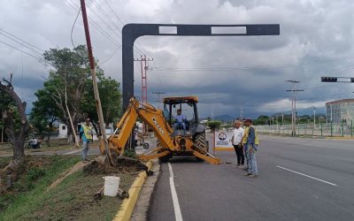 Alcaldía Alberto Adriani sustituyó poste eléctrico en semáforos de la intersección entre avenidas Don Pepe Rojas y Presidente Páez