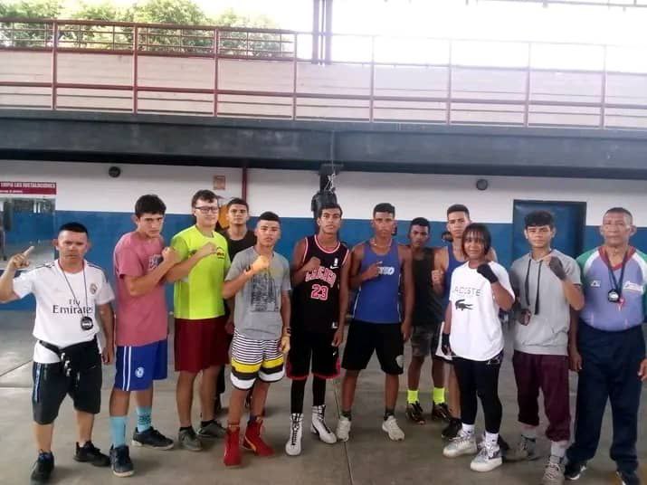 Lisandro Segura apoyó con transporte a la delegación de Boxeo que viajó al Campeonato Nacional en Sucre