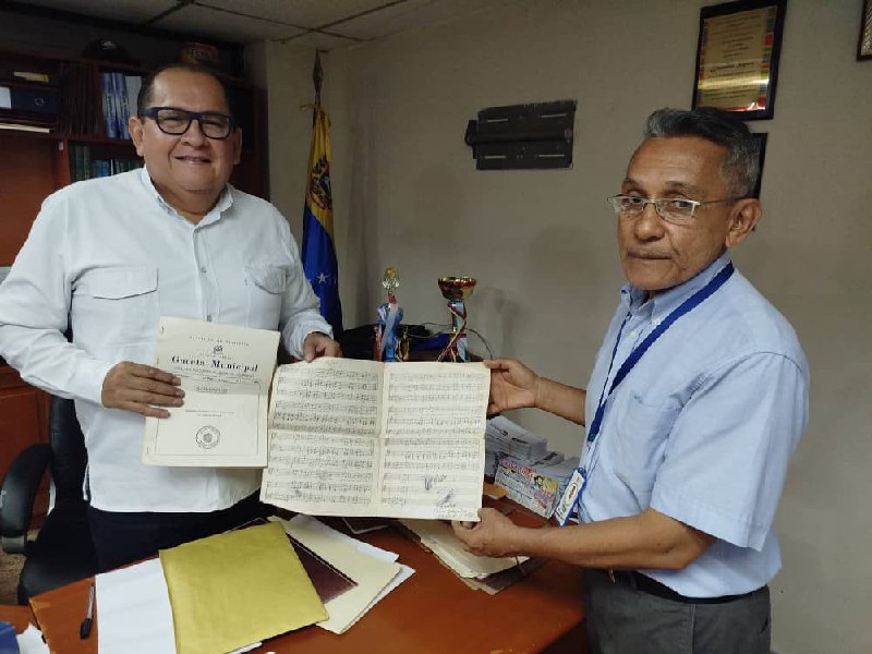 Alcalde entrega al Archivo Histórico originales del Himno de Alberto Adriani