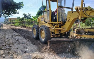 Alcalde Lisandro Segura rehabilita vialidad en Caño Jabón con maquinaria pesada