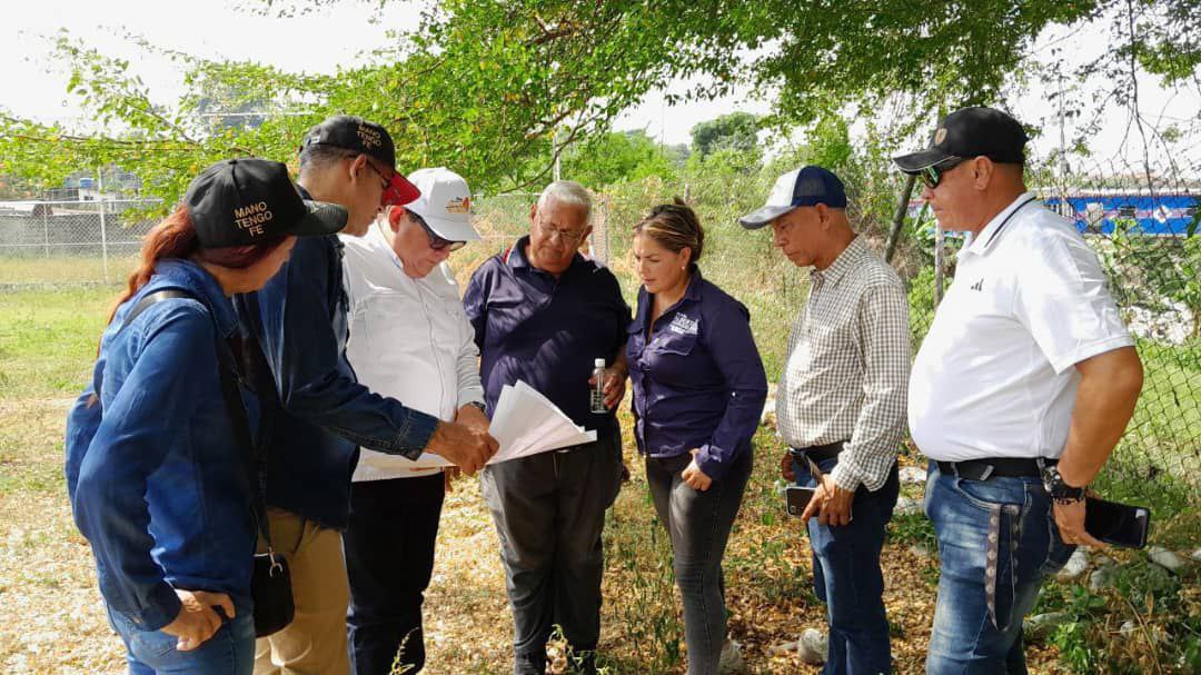 Alcalde Lisandro Segura y expertos definen detalles sobre el proyecto Complejo Deportivo en La Conquista