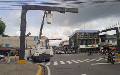 Gestión de Lisandro Segura repara semáforos en la avenida 16 y Zona Industrial
