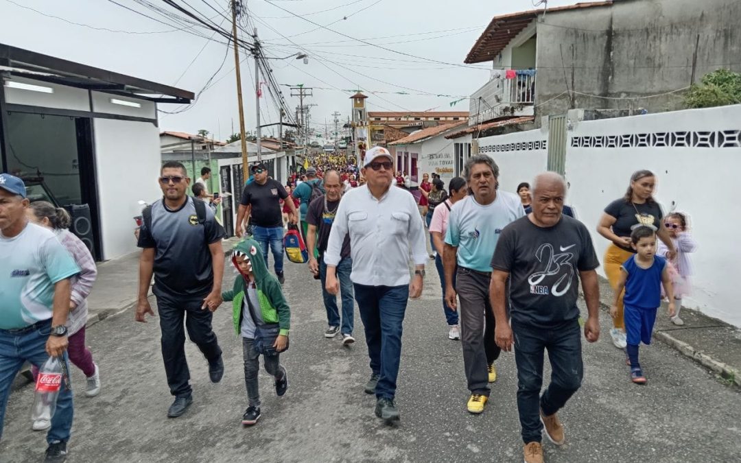 Lisandro Segura acompañó desfile inaugural del Campeonato Municipal Comunitario Futsala