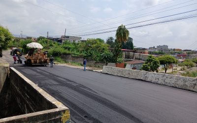 Gobierno de Lisandro Segura continúo plan de asfaltado en el eje de la Av. 16