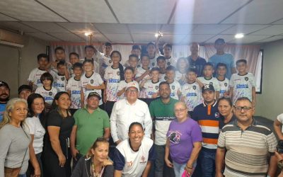 Alcalde Lisandro Segura dotó de uniformes a Escuela de Fútbol Jonny Sport