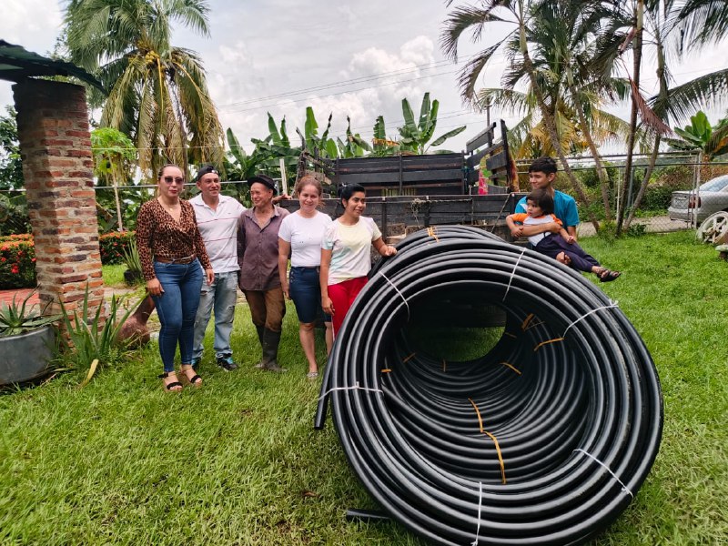 Alcalde Lisandro Segura entregó material para mejorar servicio de agua y vialidad agrícola en Héctor Amable Mora