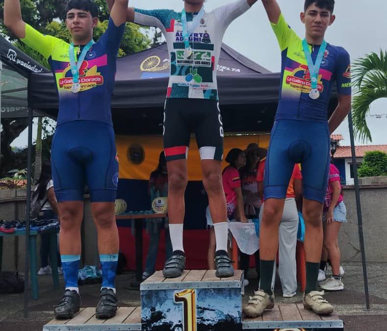 Jóvenes ciclistas de Alberto Adriani ganan la mini vuelta La Azulita y el clásico de La Fría