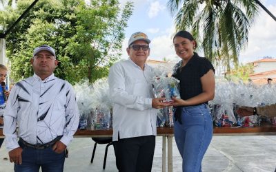Alcalde Lisandro Segura entregó 262 kits escolares a trabajadores de la municipalidad