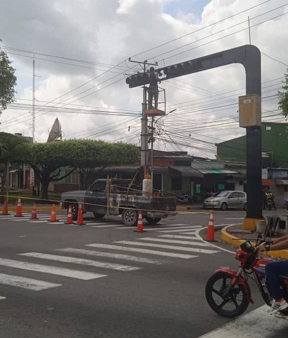 Gobierno de Lisandro Segura avanza en la reparación de semáforos en El Vigía