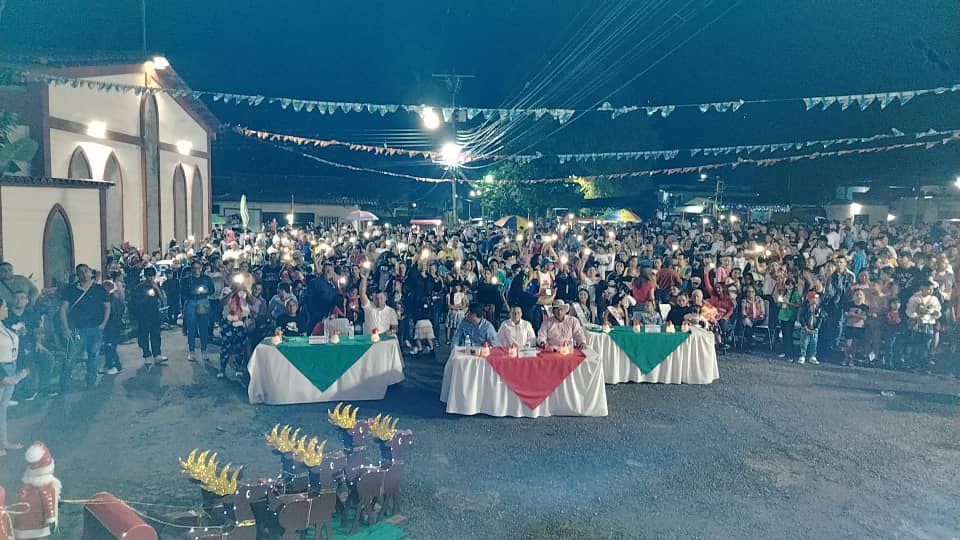Mucujepe se engalanó de Navidad en su parrandón