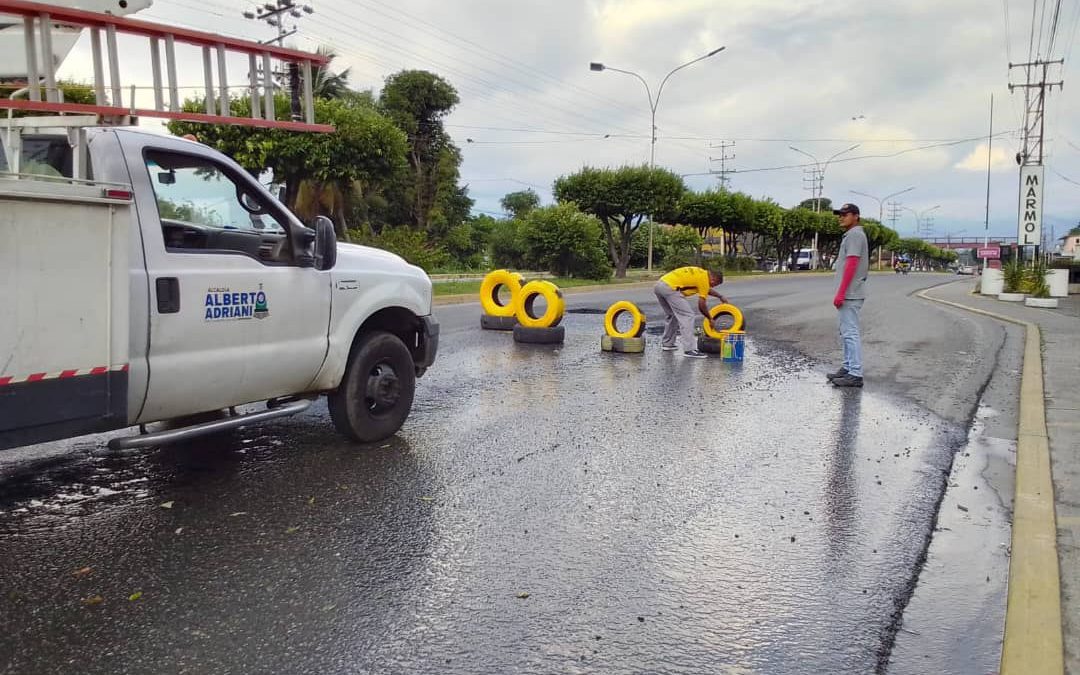 Alcaldía de Alberto Adriani realiza señalización vial emergente en la avenida Don Pepe Rojas