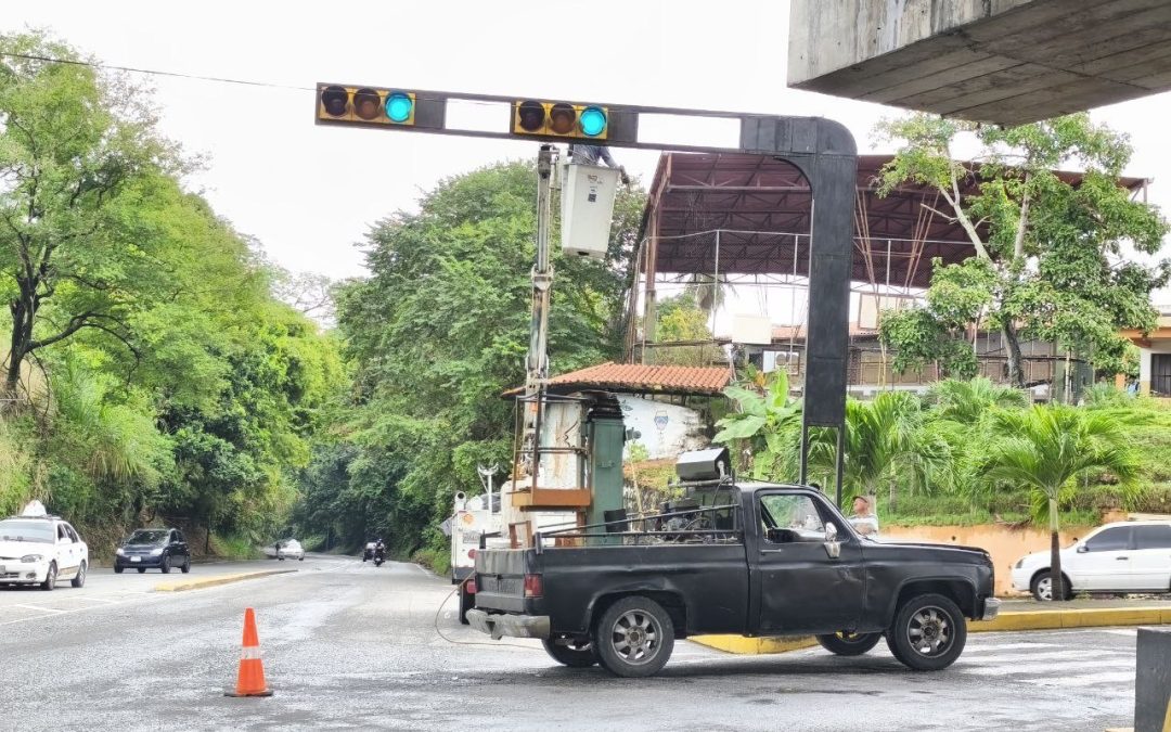 Alcaldía de Alberto Adriani realiza mantenimiento y reparación de semáforos