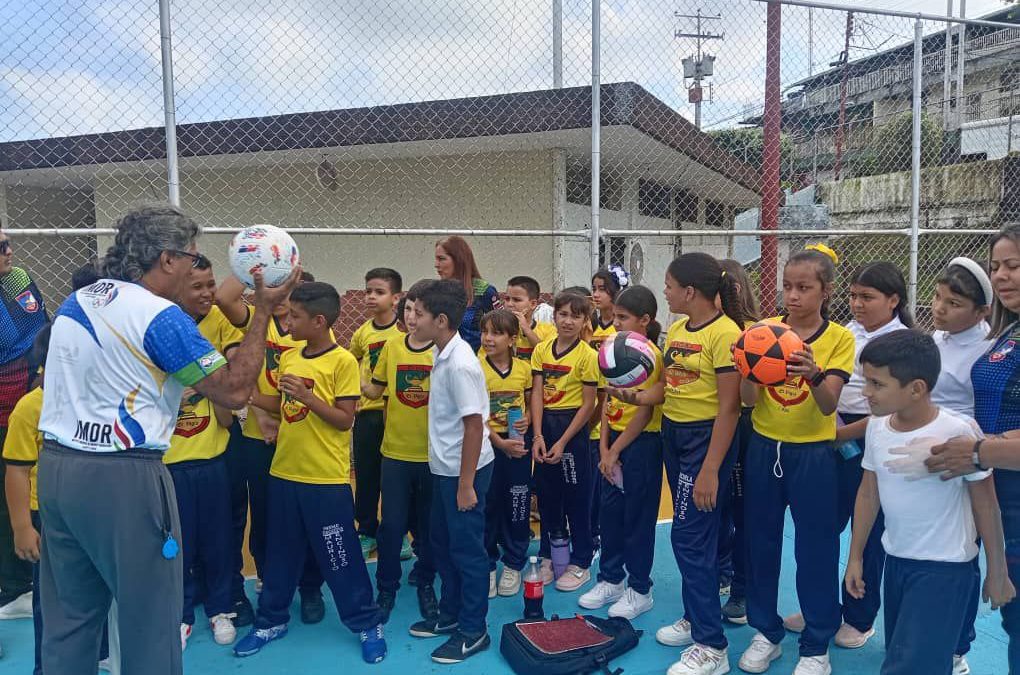 Imdraa entregó kit deportivo a la Unidad Educativa Mauricio Encinoso