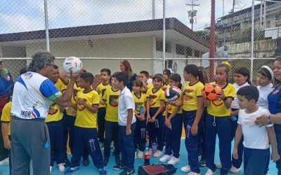 Imdraa entregó kit deportivo a la Unidad Educativa Mauricio Encinoso