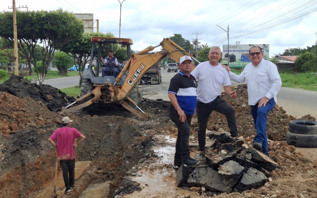 Gestión de Lisandro Segura apoya reparación de tubería en avenida Don Pepe Rojas