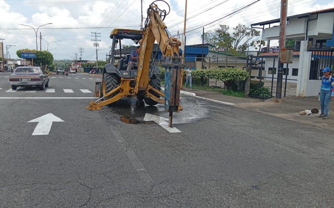 Alcaldía de Alberto Adriani atiende fallas en tubería de Aguas Blancas en Av. Bolívar