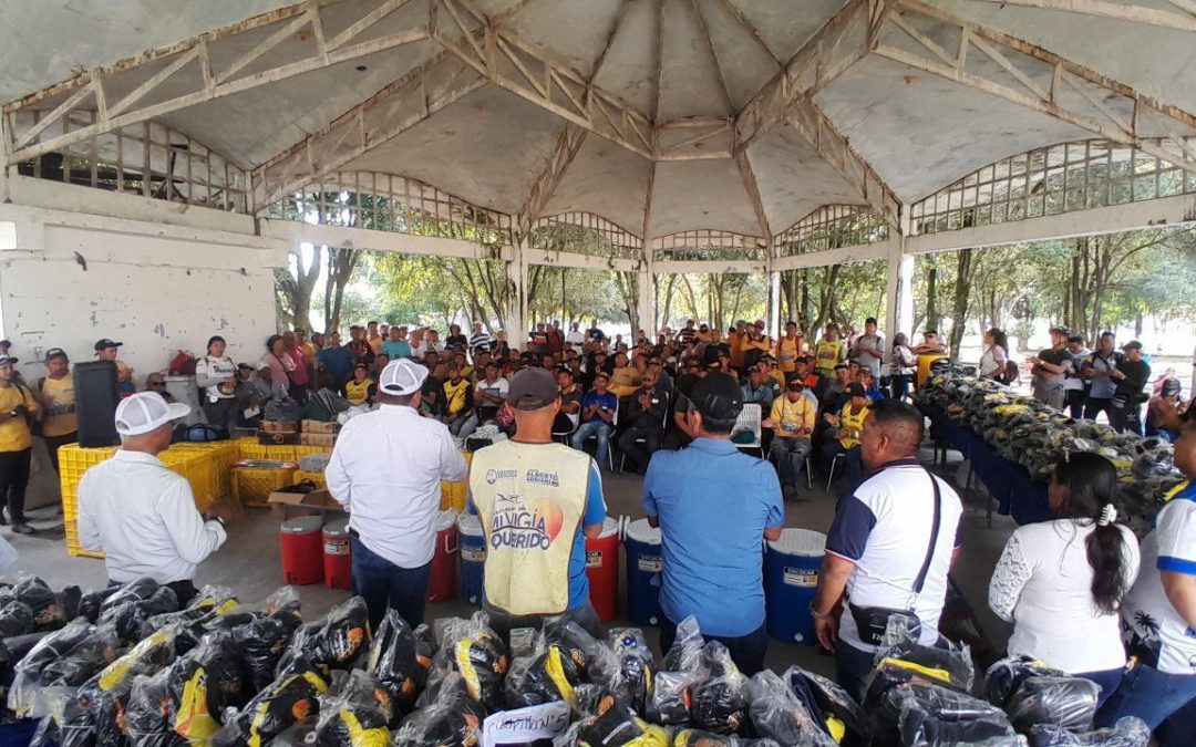 Lisandro Segura dota de uniformes e implementos de trabajo al personal obrero