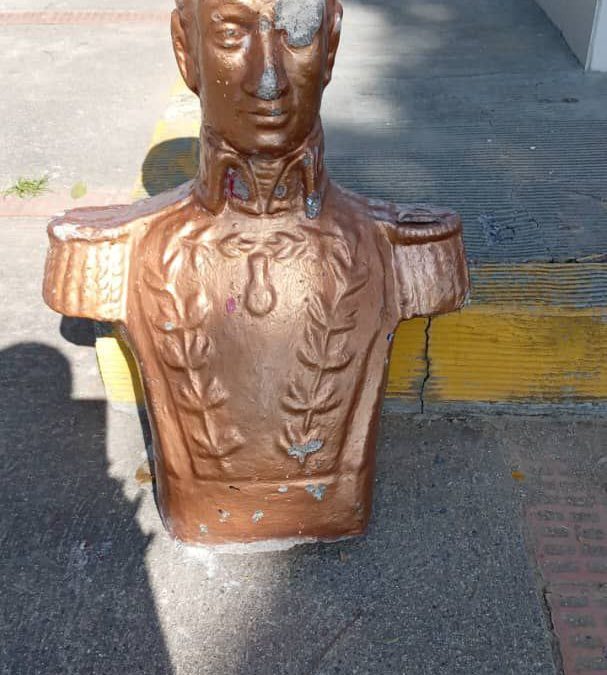 Derribado busto de Simón Bolívar en la plaza La Palmita