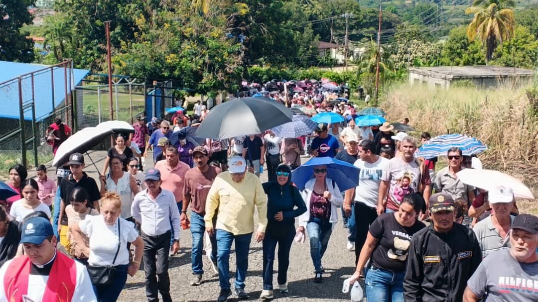 Alcalde Lisandro Segura acompañó el Viacrucis de la parroquia San José de La Blanca
