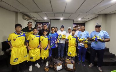 Alcalde Lisandro Segura hizo entrega de uniformes a atletas de la Liga de Fútbol del municipio Alberto Adriani
