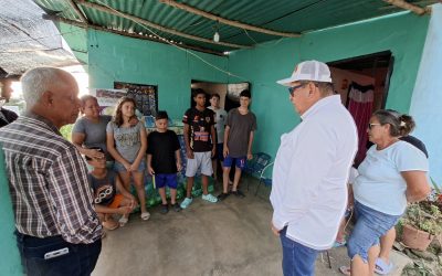 Alcalde Lisandro Segura entrega ayudas a familias damnificadas de La Guaira