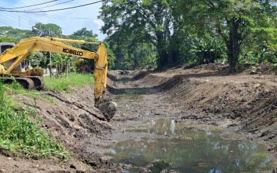 Gobierno de Lisandro Segura avanza con la limpieza y canalización de canal de aguas pluviales