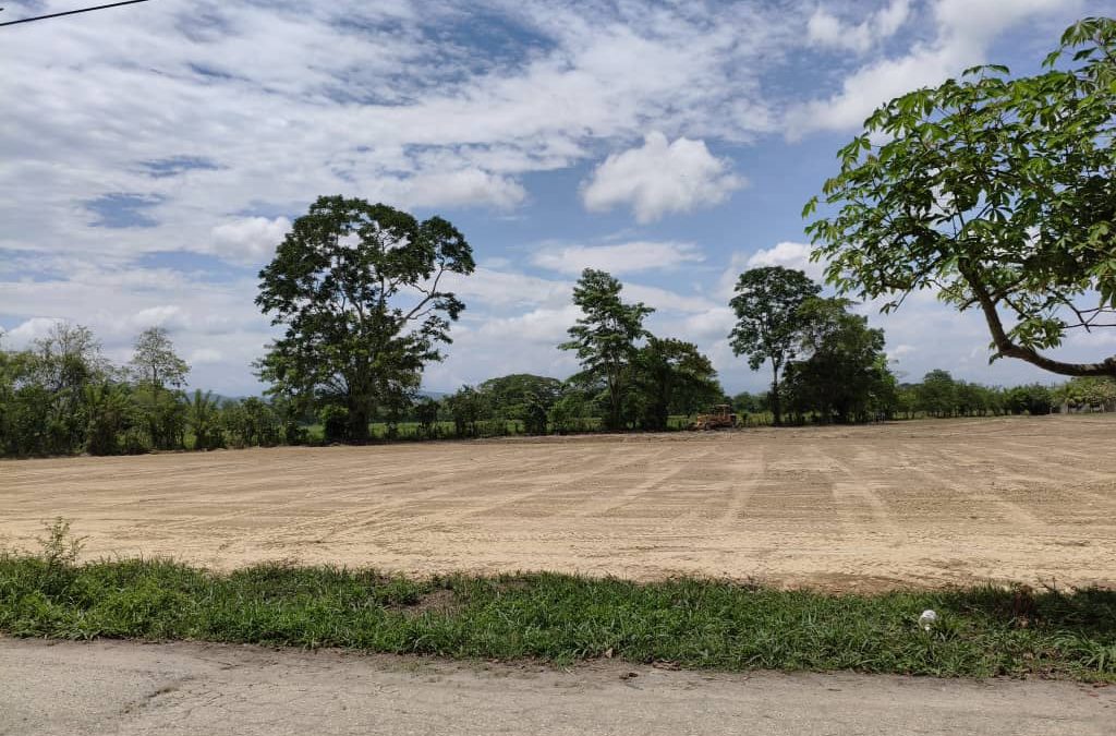 Gobierno de Lisandro Segura construye campo deportivo en el km. 12