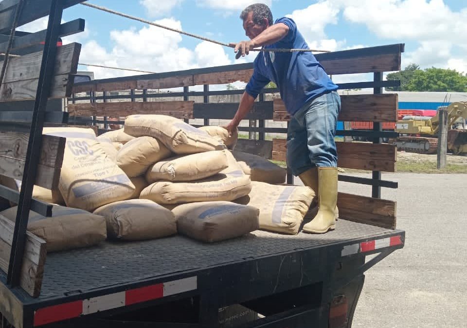 Gestión de Lisandro Segura entregó 30 sacos de cemento a la Mesa Técnica de Agua La Palmita