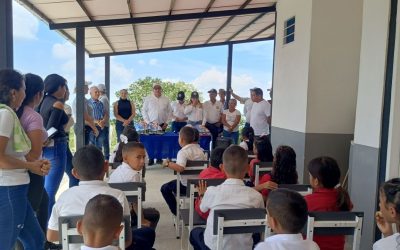 Alcalde Lisandro Segura entregó kits escolares a estudiantes de la escuela municipal Salvador López